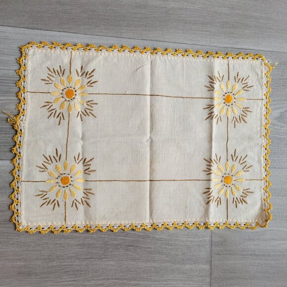Vintage Hand-Embroidered Linen Tablecloth Stand Cover With Yellow Daisy Design & - Picture 4 of 7